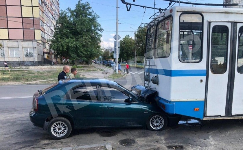 В Днепре легковушка влетела в троллейбус