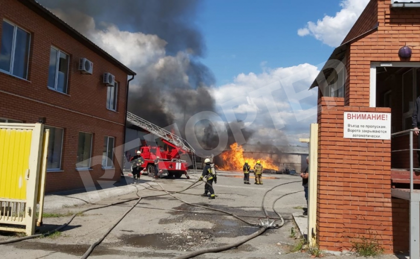 В Днепре пожарные три часа боролись с огнем