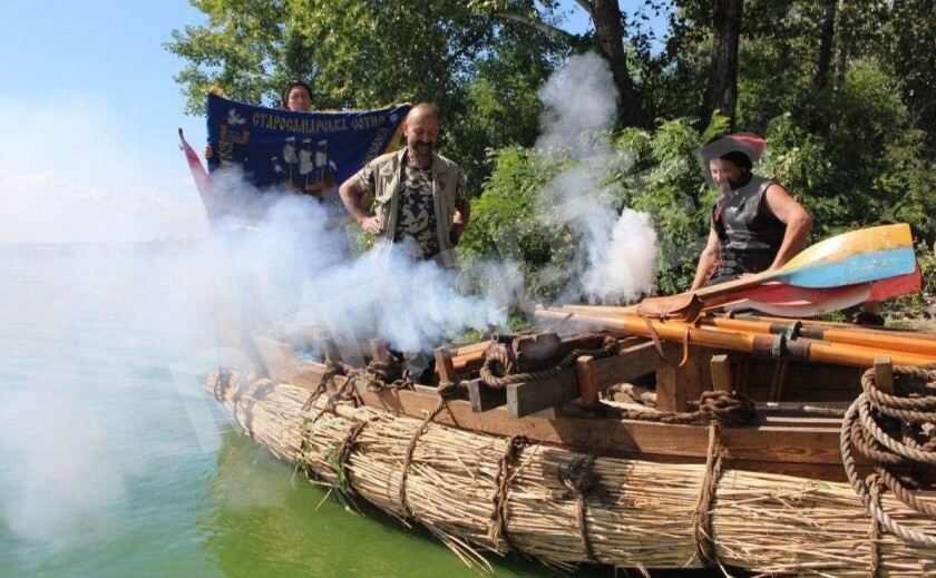 Казацкий струг «Чайка» прошел на Днепре первые испытания
