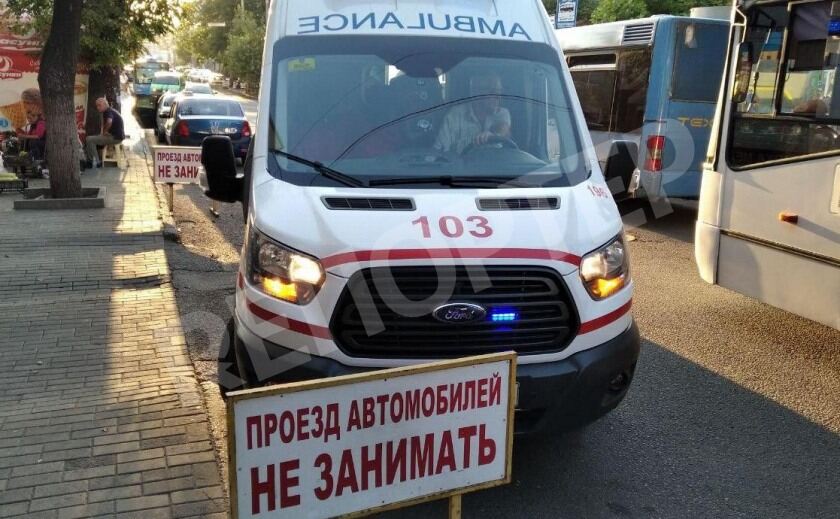 «Скорая» в капкане. В центре Днепра незаконные знаки заблокировали движение