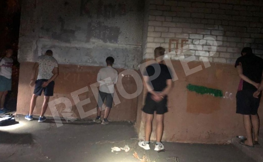 Жажда знаний. В Днепре задержали подростков, пытавшихся взломать школу Жажда знаний. В Днепре задержали подростков, пытавшихся взломать школу