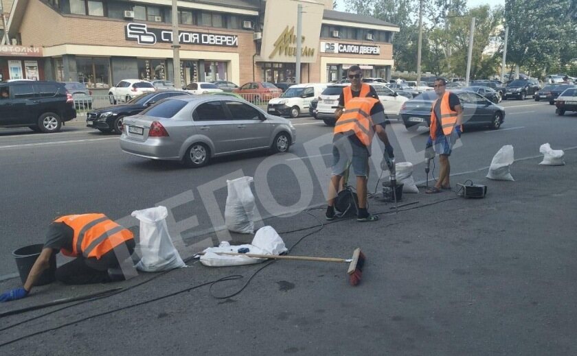 За безопасность! В центре Днепра кипит робота по установке турникета
