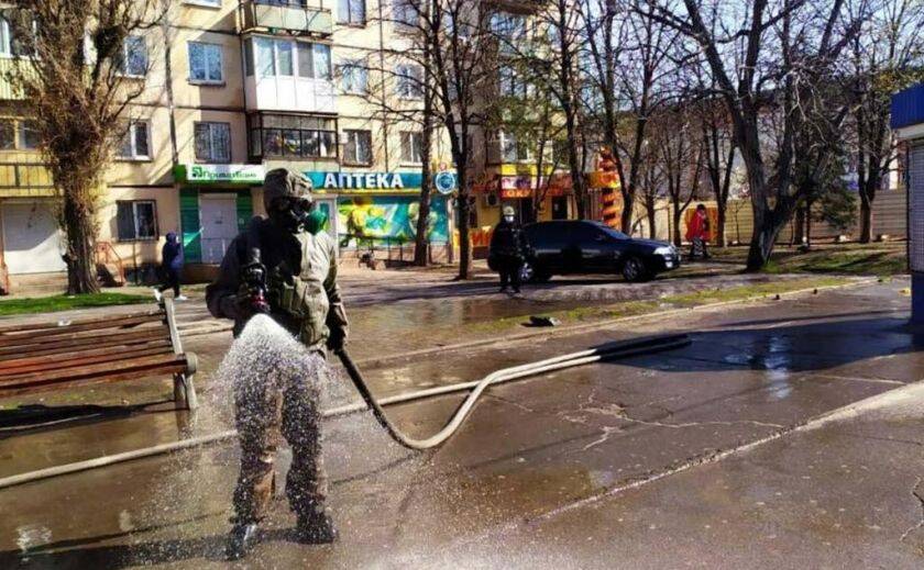 В Кривом Роге улицы и здания поливают специальным раствором