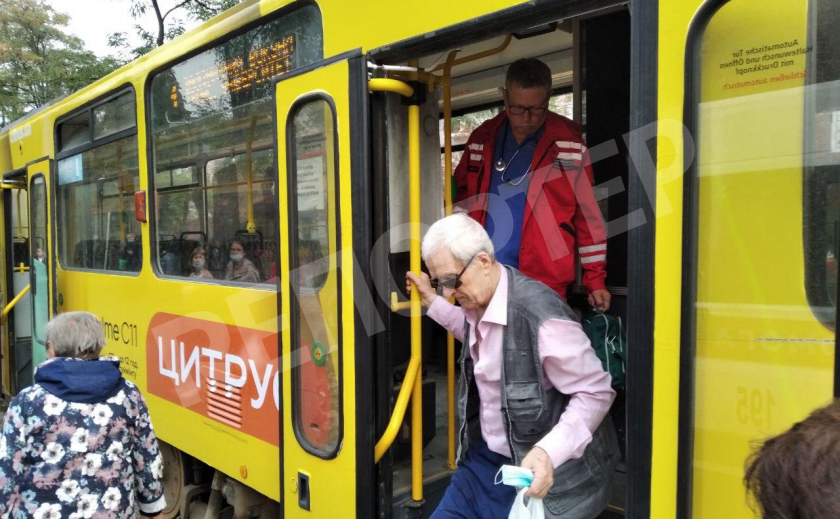 В Днепре вызвали скорую пассажиру трамвая