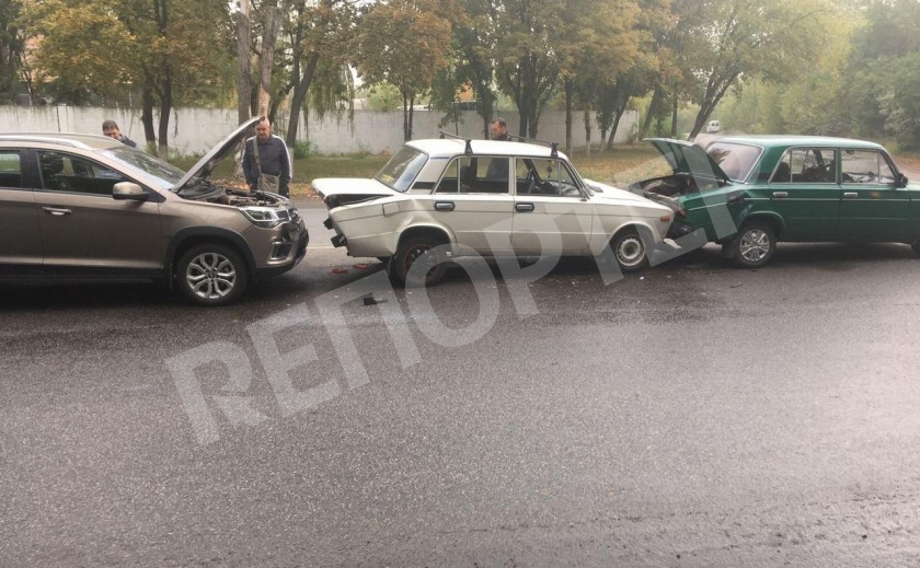 Неромантичный «поцелуй». В Днепре произошло тройное ДТП