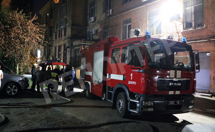В Днепре спасатели вынесли из огня троих детей