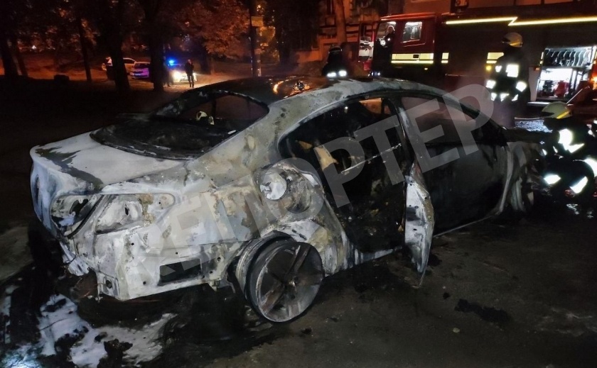 В Днепре на Тополе подожгли автомобили. Или всё-таки взорвали? В Днепре на Тополе подожгли автомобили. Или всё-таки взорвали?