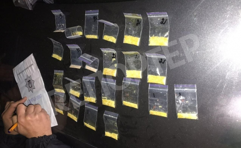 Торговала? В Днепре у пассажирки изъяли 23 пакетика с наркокристаллами