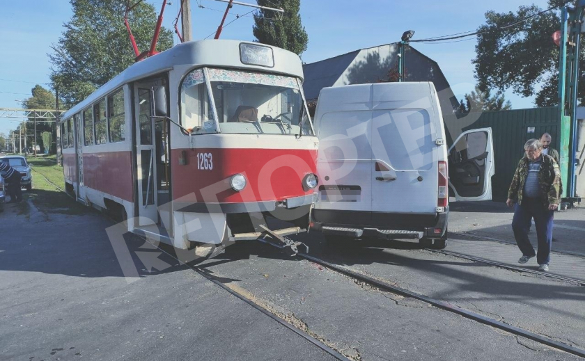 Днепровский трамвай не смог объехать микроавтобус