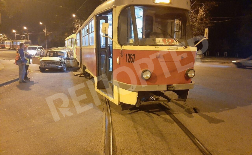 В Днепре «шестерка» протаранила трамвай, двое травмированы