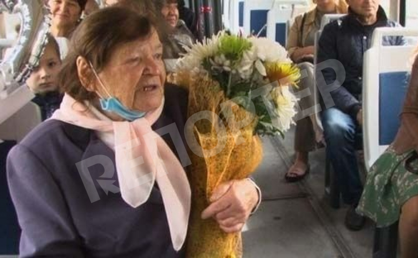 Днепрянка отметила 90-летний юбилей в трамвае, который водила 55 лет назад