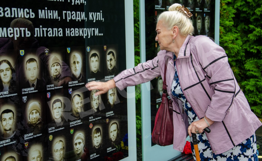 На днепровской Аллее памяти установили новую стелу с именами погибших