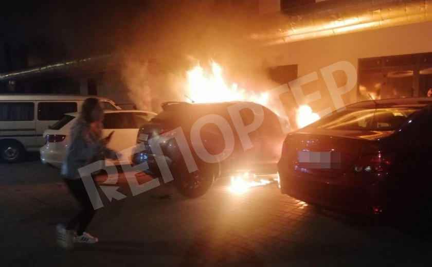 Машины на Победе в Днепре подожгли злодеи, скрывшиеся на ул. Мандрыковской