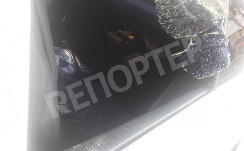 В центре Днепра разбили окно в машине и украли 50 тыс. грн