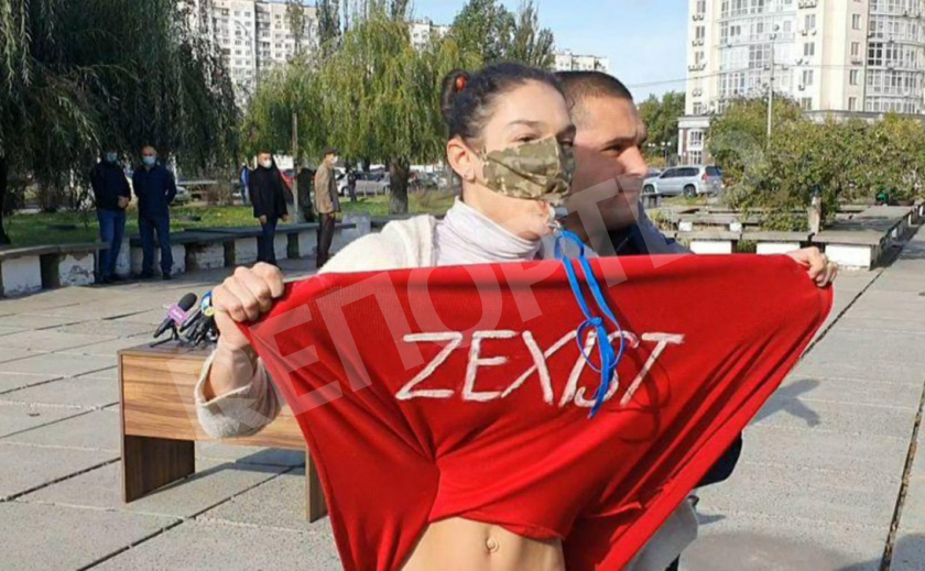 Боди-арт для президента. Эпатажной активистки Femen хватило на две секунды