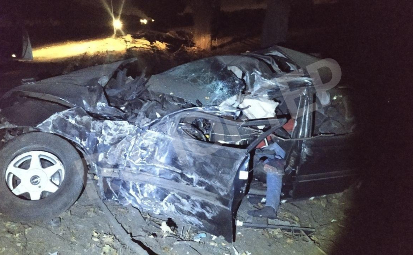 Слетевший с трассы под Днепром «опель» врезался в дерево, водитель погиб мгновенно