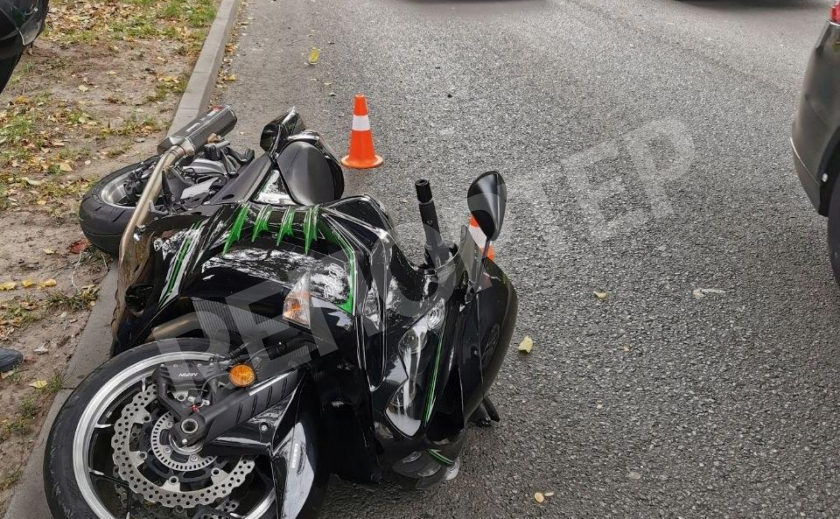 В Днепре на ул. Ульянова седан скосил мотоциклиста