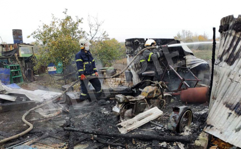 В утреннем пожаре вблизи Днепра сгорел гараж с мотоциклом