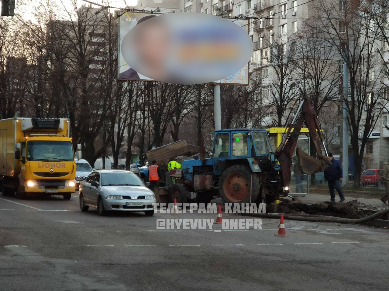 В Днепре очередной провал асфальта: в «ловушку» угодил грузовик | Репортер